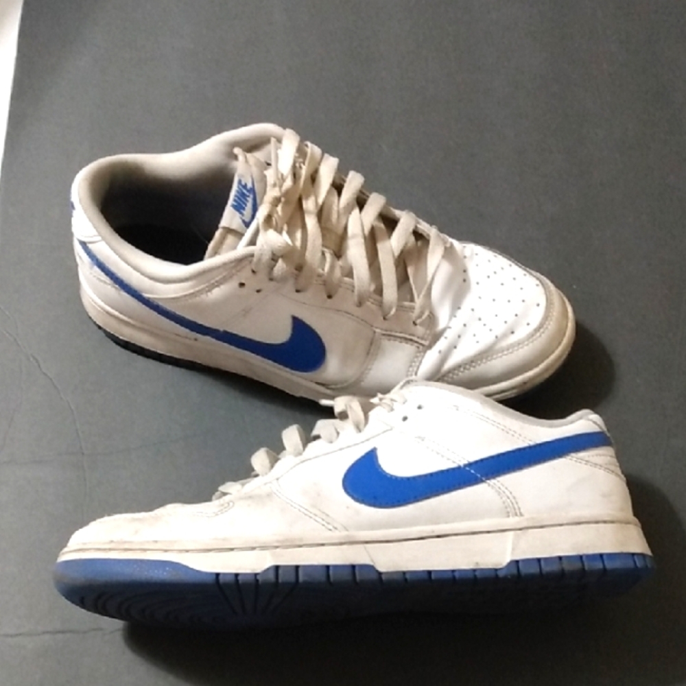 Nike Low Top Size 9 Blue Swoosh